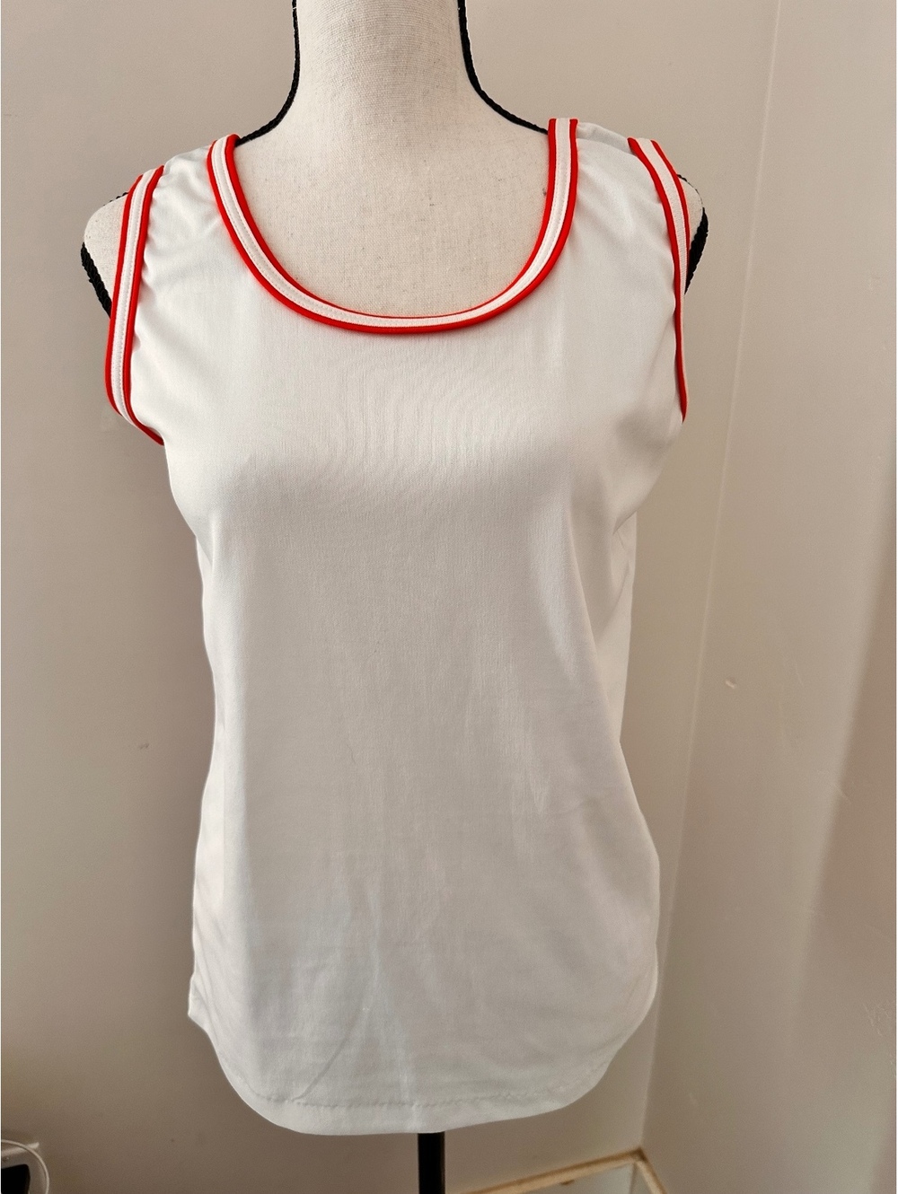 Vintage Society Sleeveless Knit Shell Top – White with Red Trim – Size Small